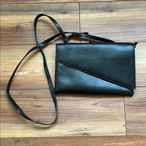 Sleek Black Leather Crossbody Bag with Adjustable Strap